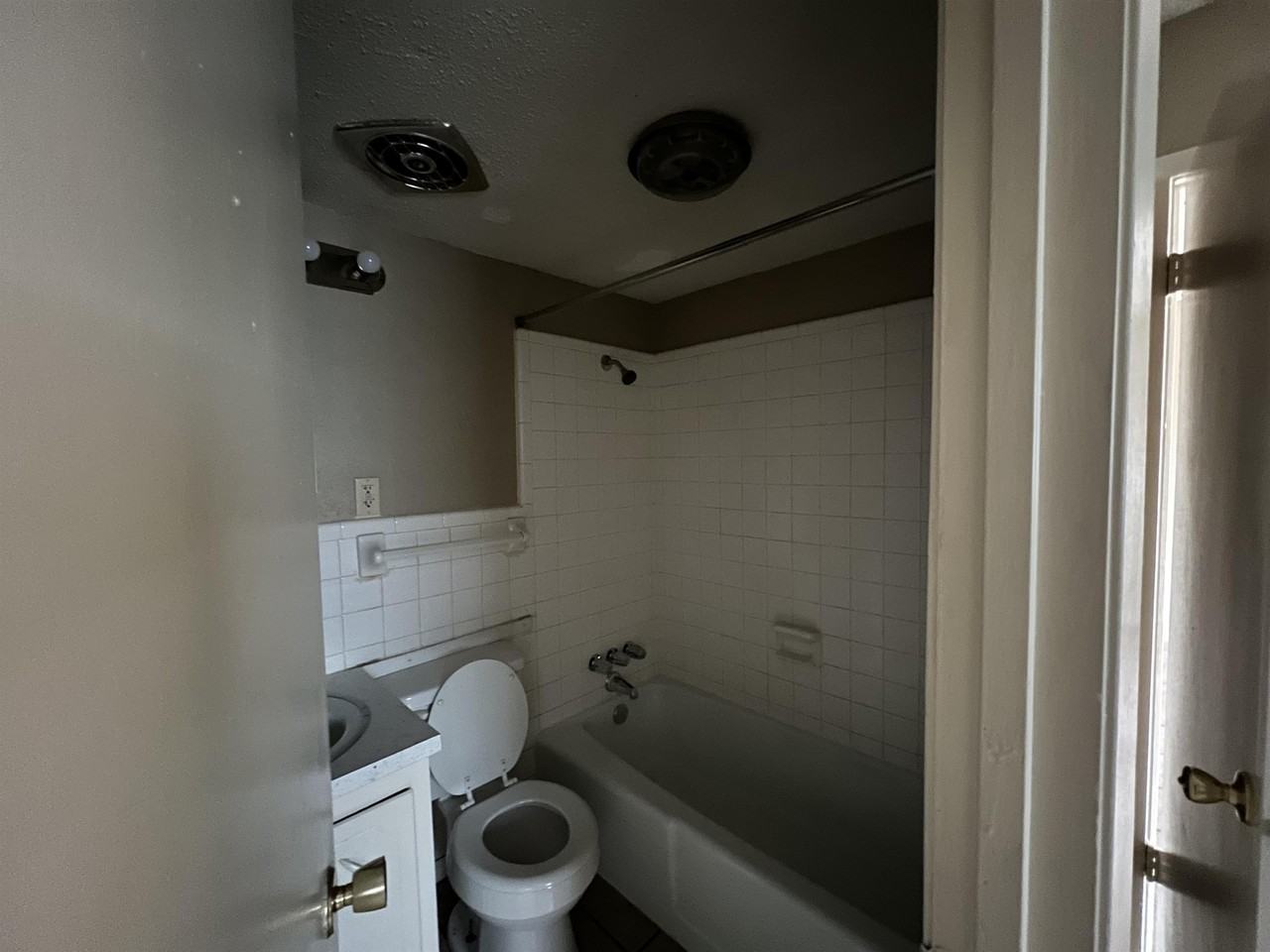 1012 Wells Circle - Photo 6 of 7