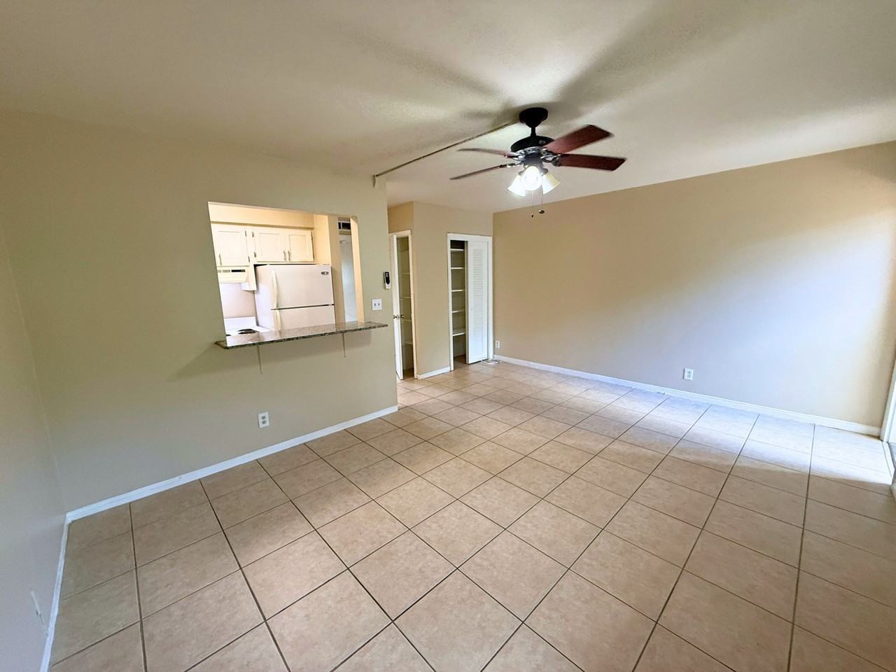 909 Southeast 14th Court - Photo 3 of 9