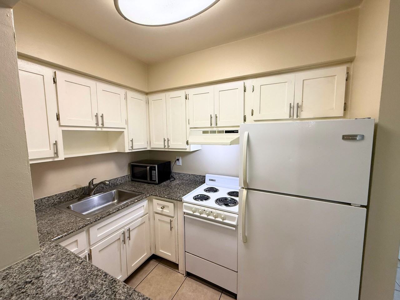 909 Southeast 14th Court - Photo 4 of 9