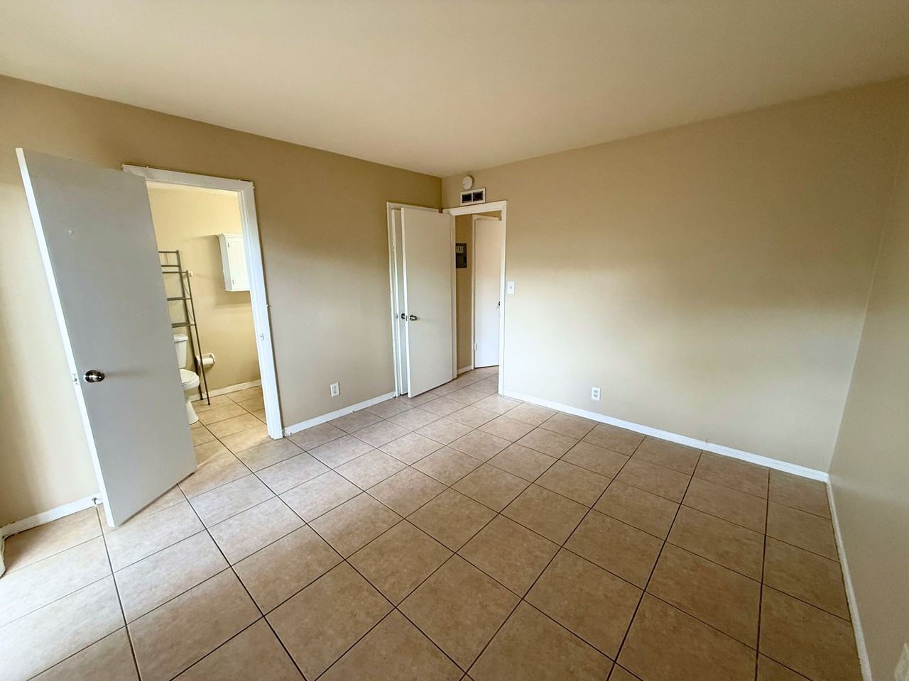 909 Southeast 14th Court - Photo 5 of 9