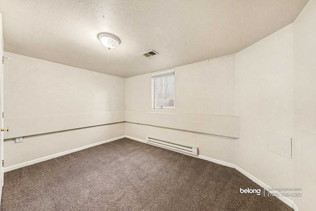 425 9th Ave #B - Photo 4 of 14