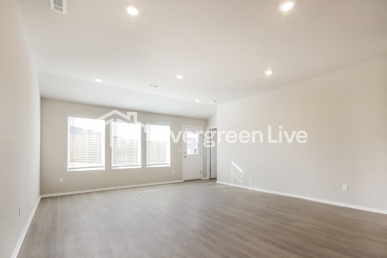 6511 Nw Kathleen St - Photo 3 of 15