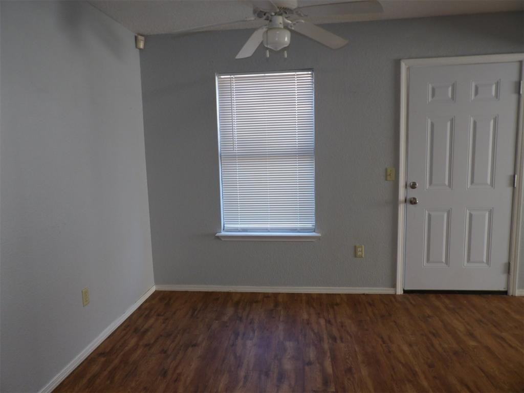 223 Brad St - Photo 4 of 9