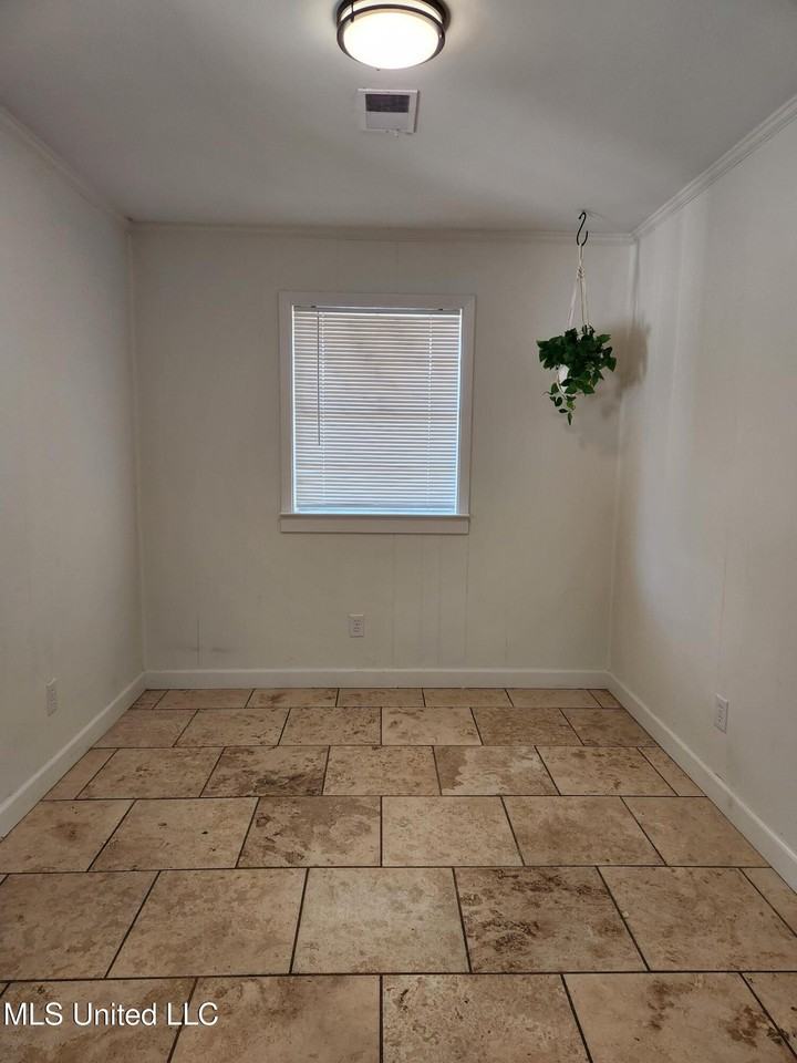 117 Roberts Cir - Photo 3 of 10