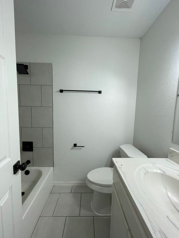 212 Mineral Wells St - Photo 3 of 3