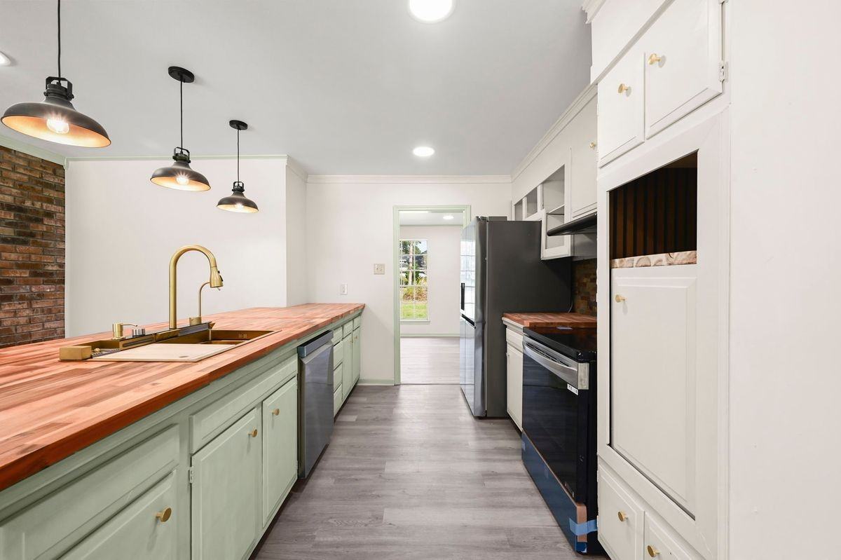 9556 Fairway Dr - Photo 2 of 18