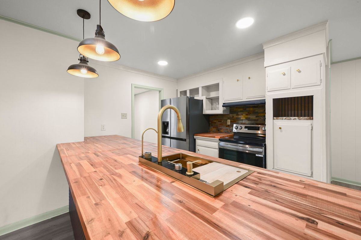 9556 Fairway Dr - Photo 3 of 18