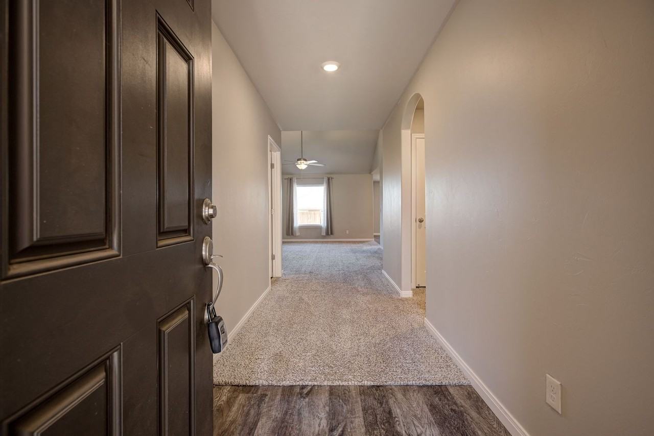 1612 Maroon Dr - Photo 4 of 42