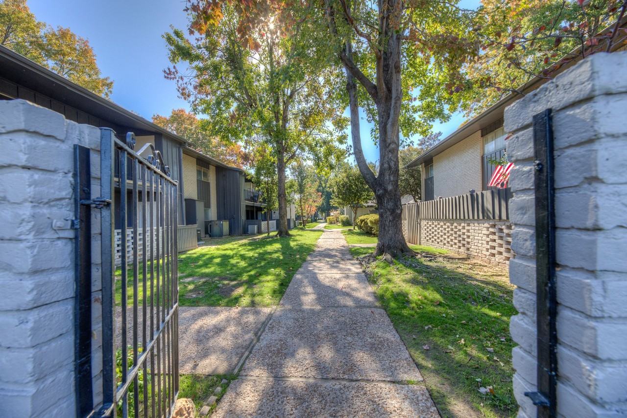 Royal Arms Apartments - Photo 3 of 35