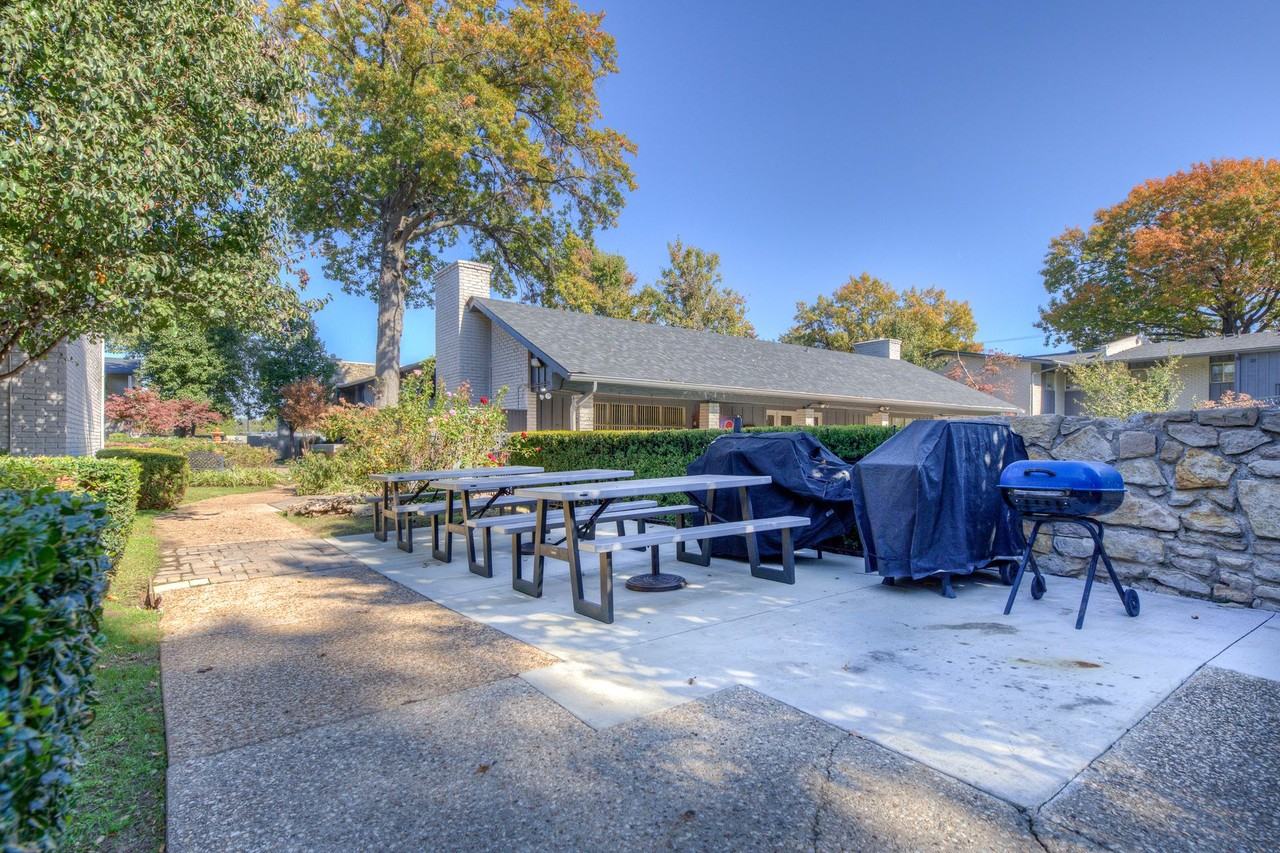 Royal Arms Apartments - Photo 4 of 35