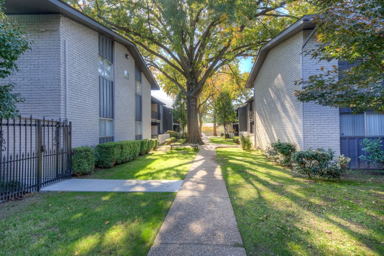 Royal Arms Apartments - Photo 5 of 35