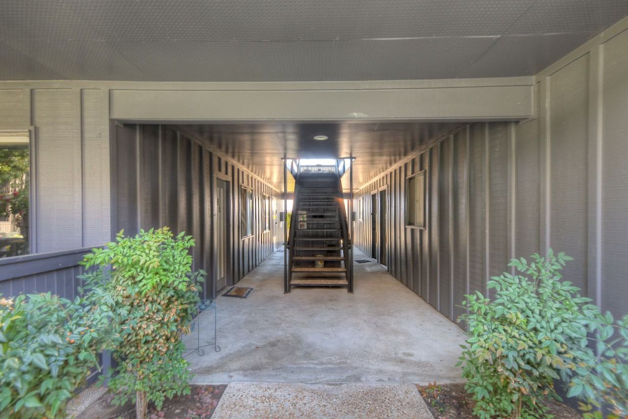 Royal Arms Apartments - Photo 7 of 35