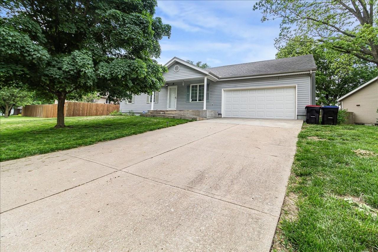 1610 Essex Dr - Photo 2 of 35