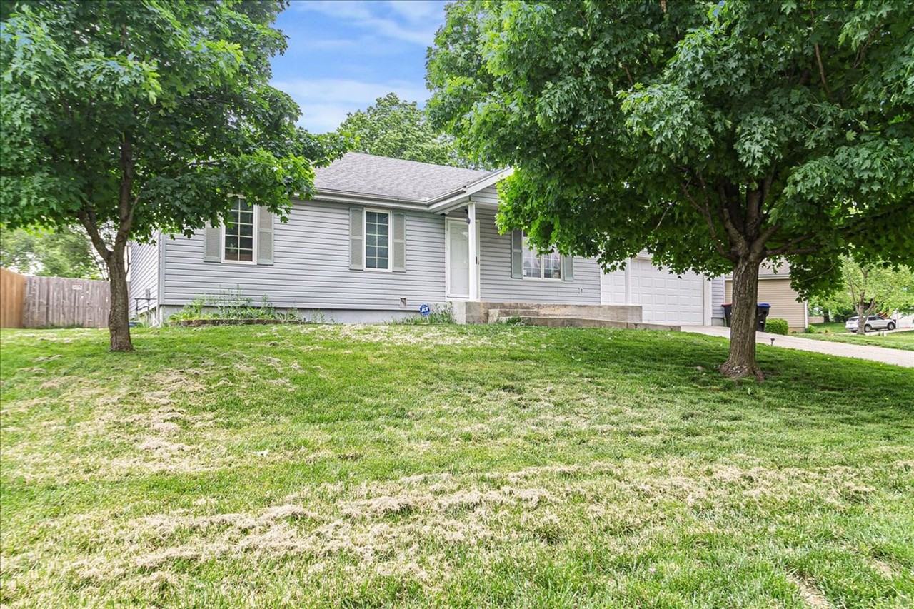 1610 Essex Dr - Photo 3 of 35