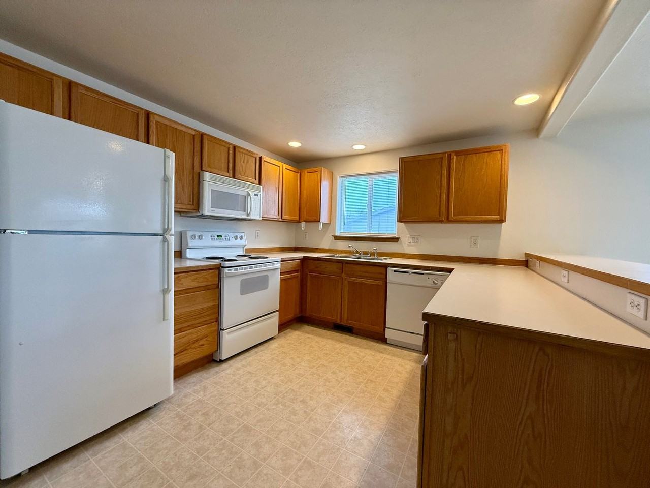 1551 Ne 8th St - Photo 7 of 19