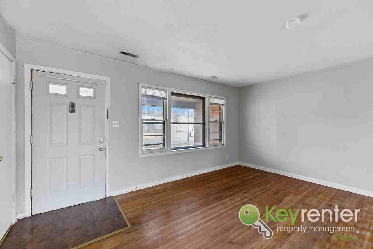 1562 N Pershing St - Photo 3 of 17