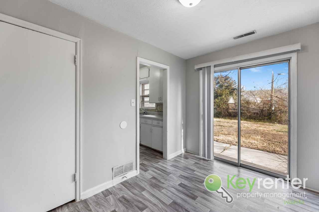 1562 N Pershing St - Photo 5 of 17