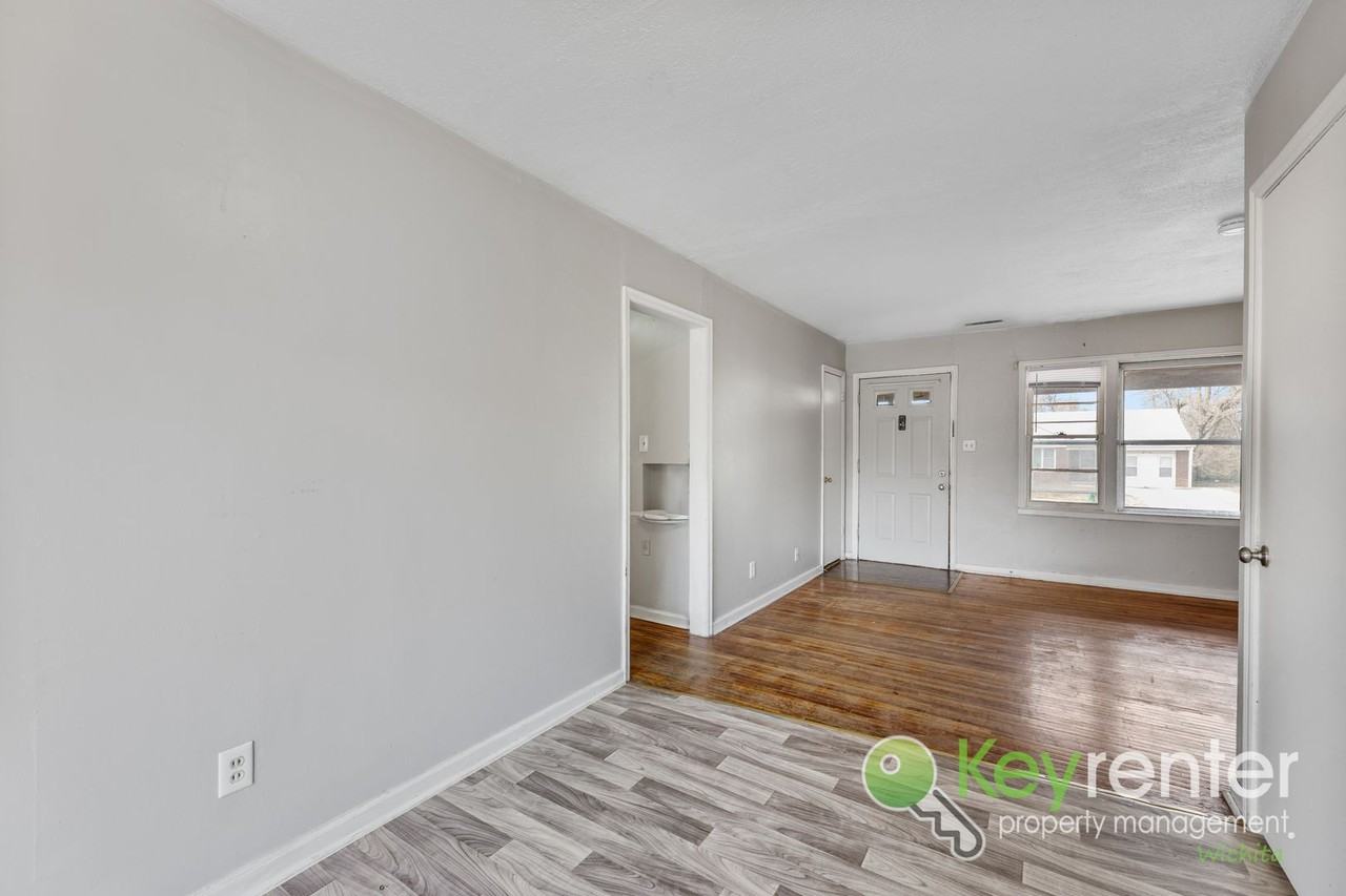 1562 N Pershing St - Photo 6 of 17