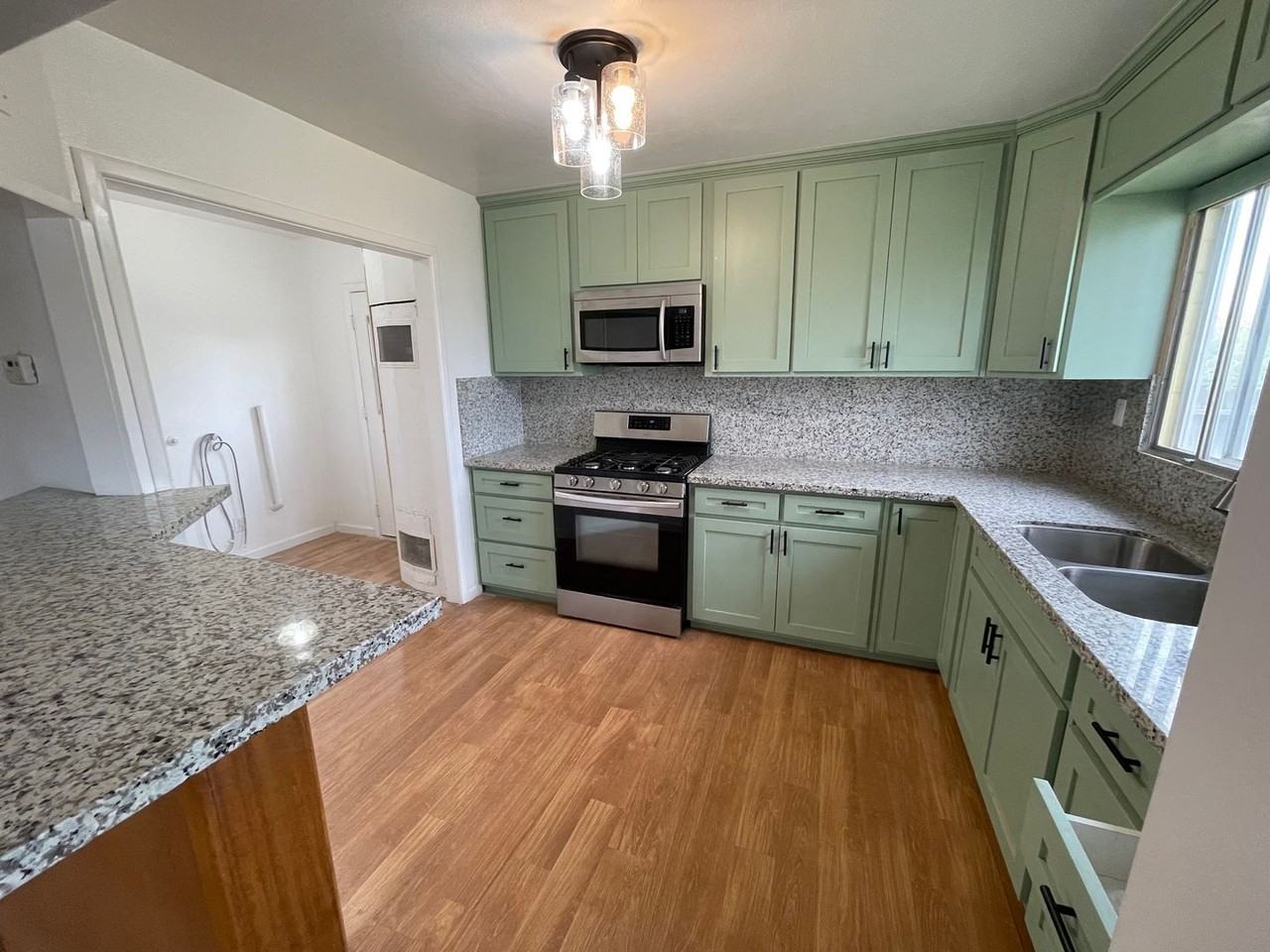 856 W Chestnut St - Photo 3 of 12