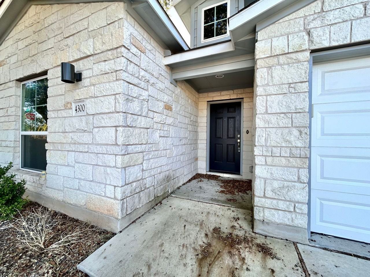 4300 Lindberg Ln - Photo 5 of 33