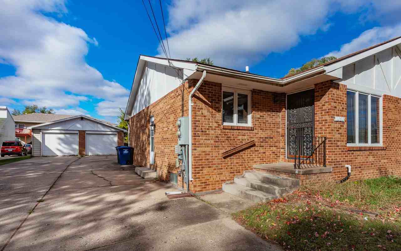 1020 Williams St - Photo 2 of 25