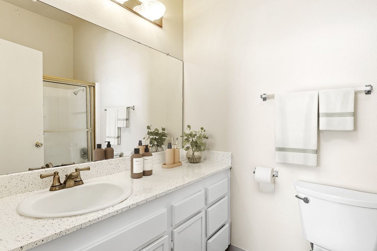 Diplomat Apartments - Photo 3 of 15