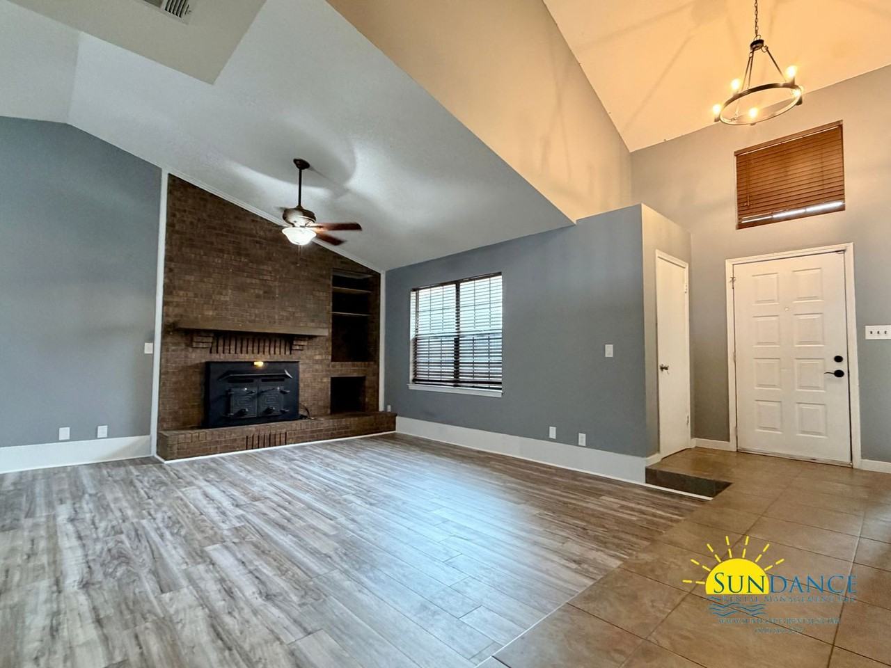 1405 Date Palm Cir - Photo 3 of 25