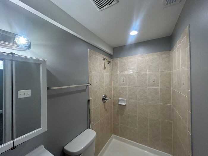 2700 Pelham Ave - Photo 6 of 12