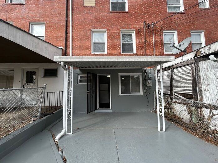 700 Bethnal Rd - Photo 2 of 10