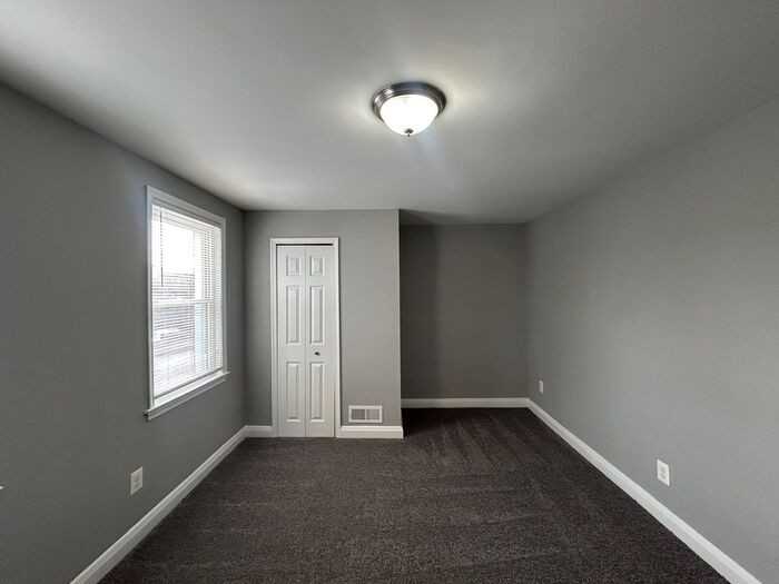 700 Bethnal Rd - Photo 3 of 10