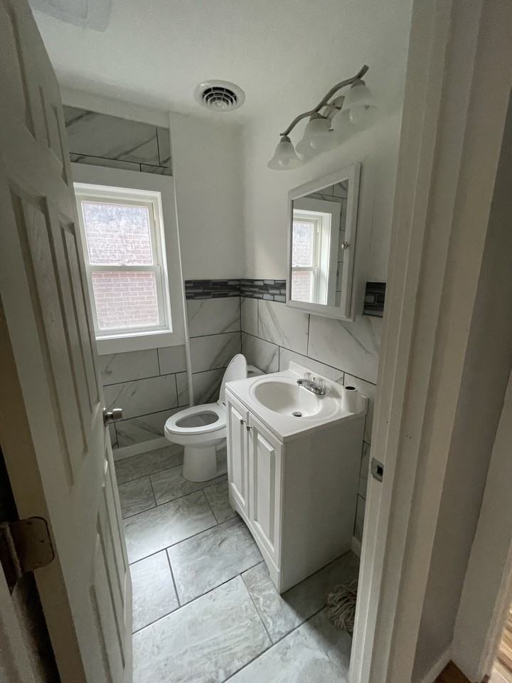 2210 Woodlawn Ave #2 - Photo 3 of 8