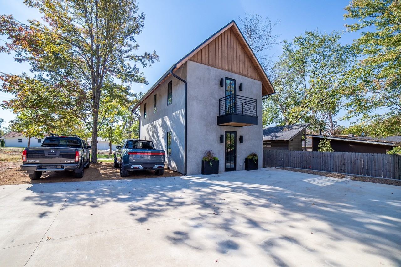 905 NW B St - Photo 2 of 10