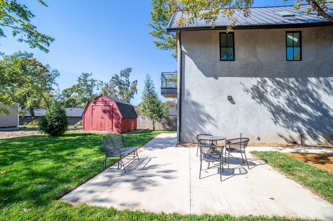 905 NW B St - Photo 3 of 10