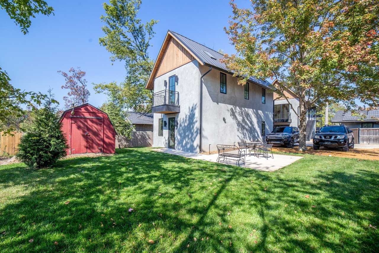 905 NW B St - Photo 4 of 10