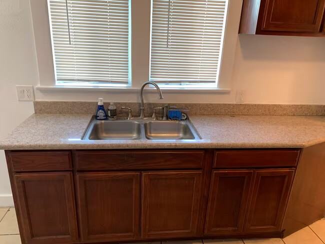 909 W First St - Photo 4 of 13