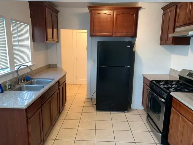 909 W First St - Photo 5 of 13