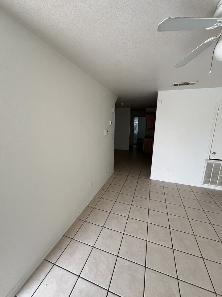 3807 Y S Pak Ct #D - Photo 3 of 9