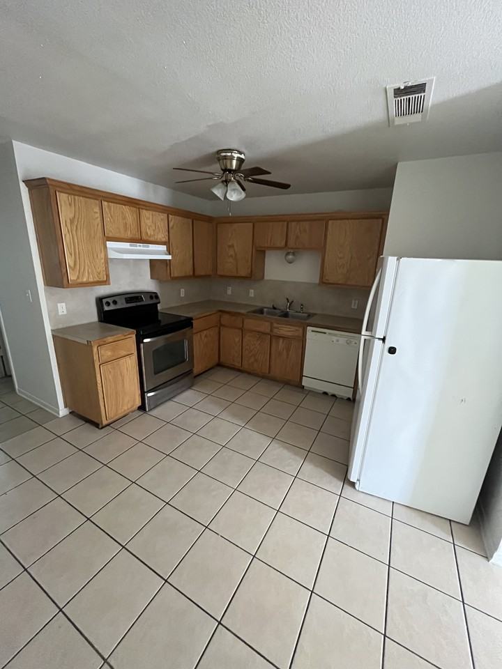 3807 Y S Pak Ct #D - Photo 4 of 9