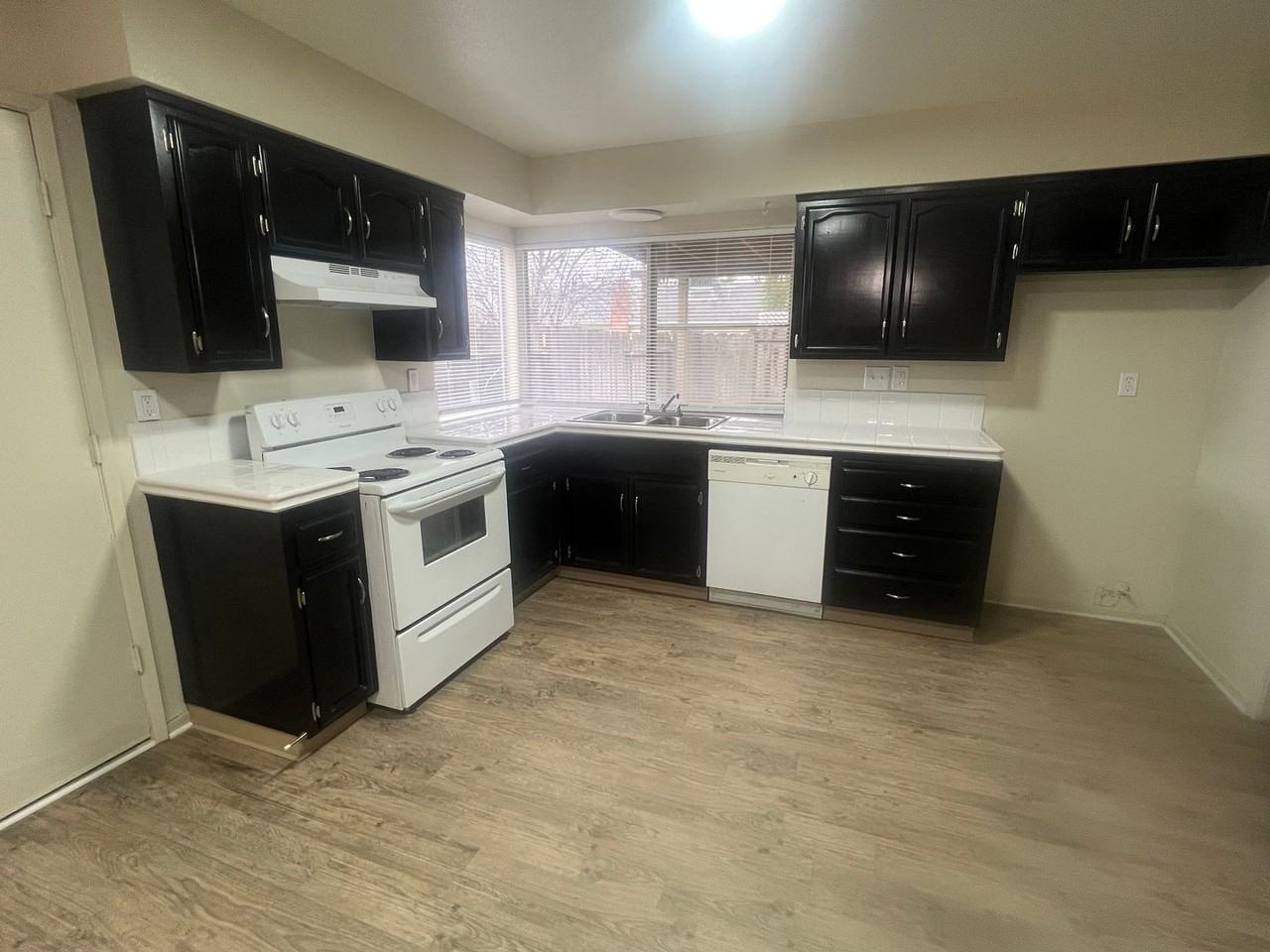 1040 E Donna Dr - Photo 3 of 21