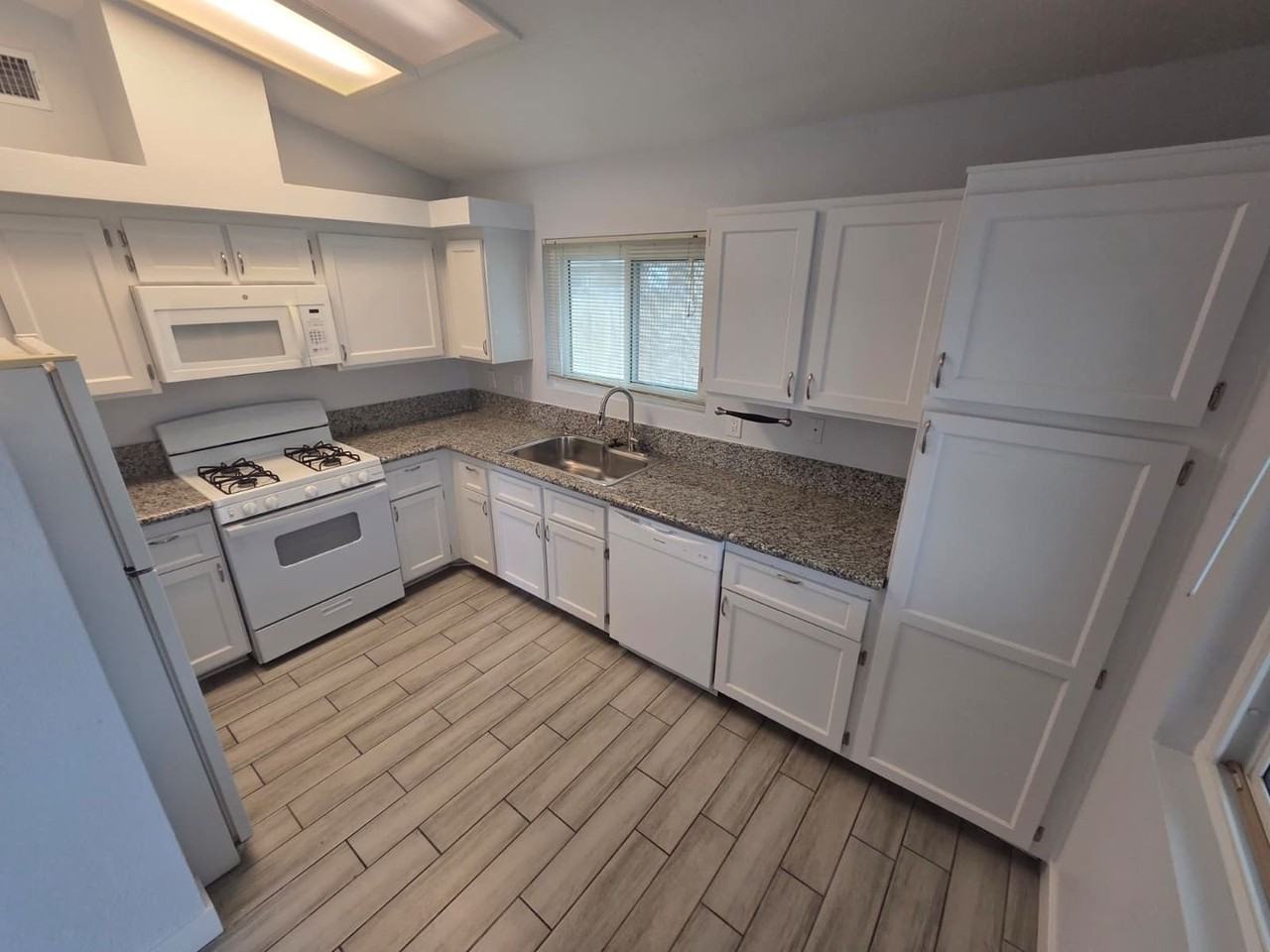 810 Bergamont Dr - Photo 5 of 15