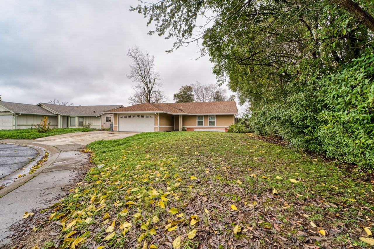 1651 Sandpiper Dr - Photo 2 of 26