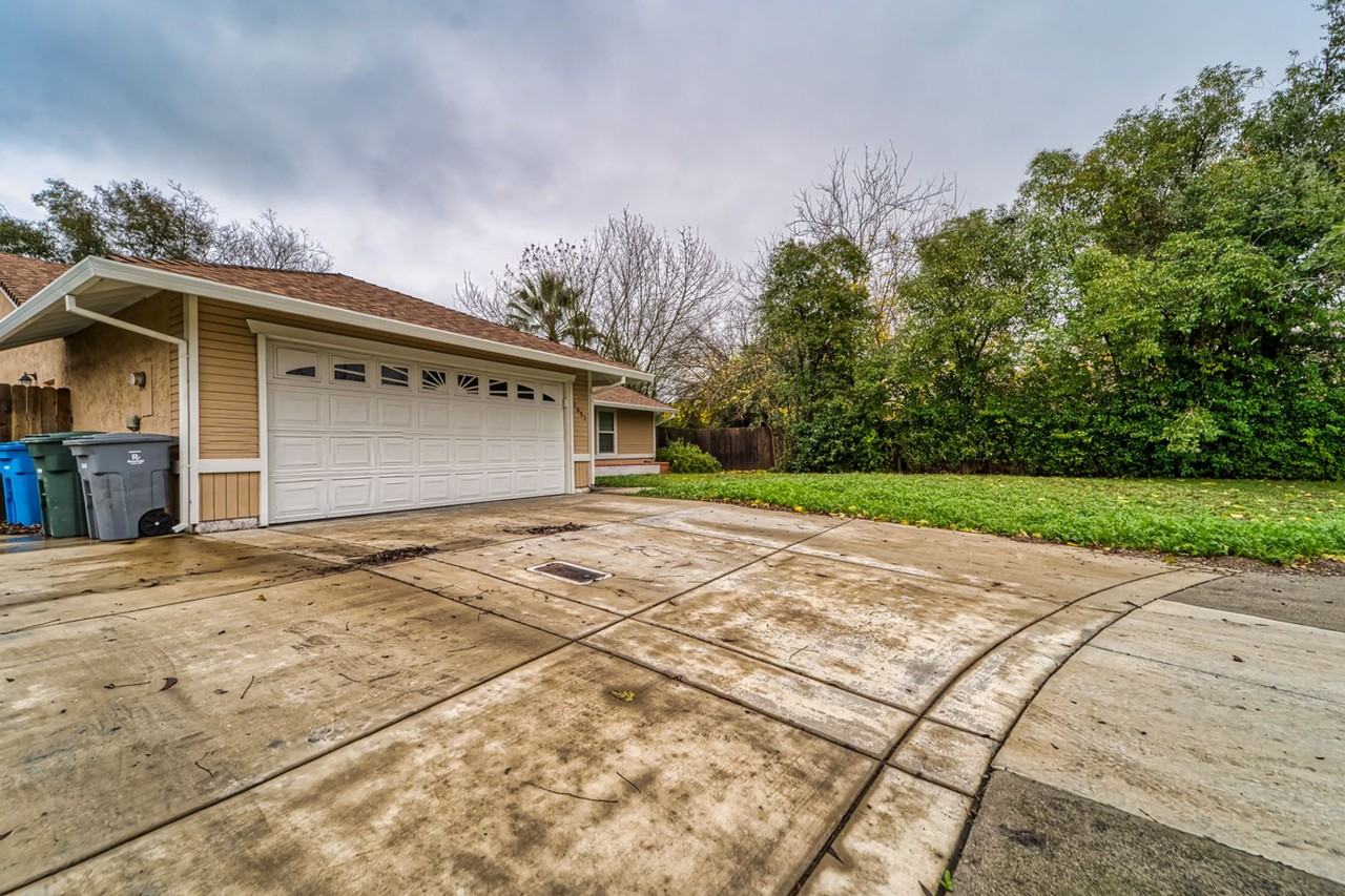 1651 Sandpiper Dr - Photo 3 of 26