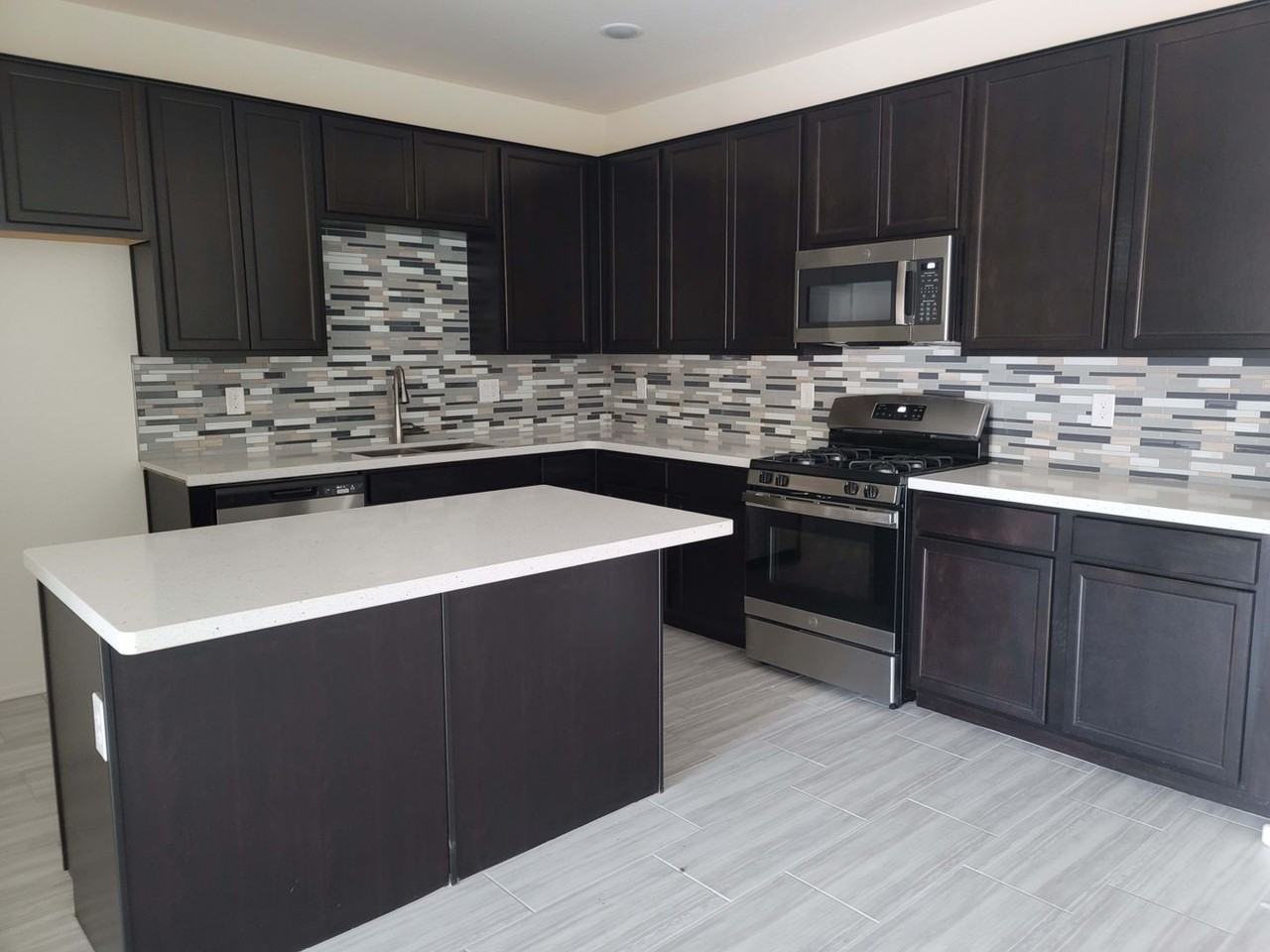 3009 N Majestic Ct - Photo 2 of 10