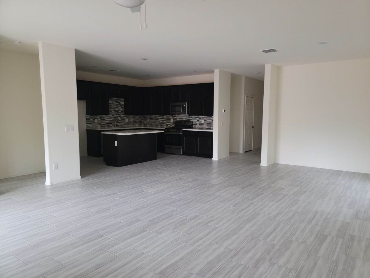 3009 N Majestic Ct - Photo 3 of 10