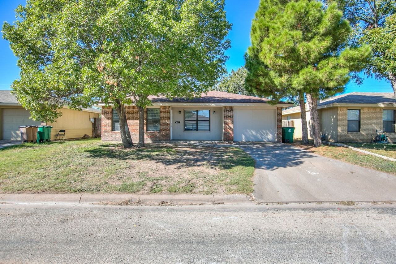 1427 Gregory Dr - Photo 2 of 26