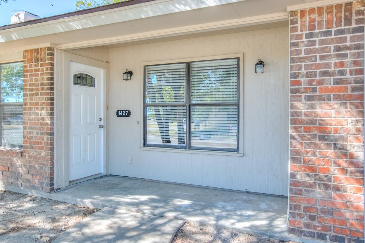 1427 Gregory Dr - Photo 4 of 26