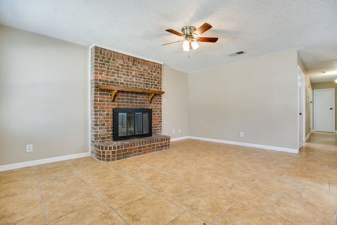 1427 Gregory Dr - Photo 5 of 26