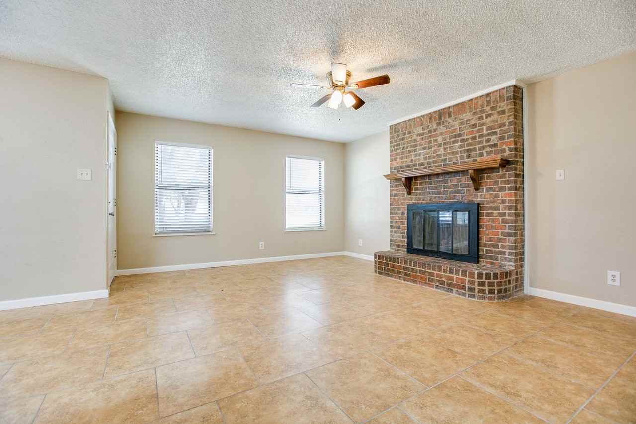 1427 Gregory Dr - Photo 7 of 26