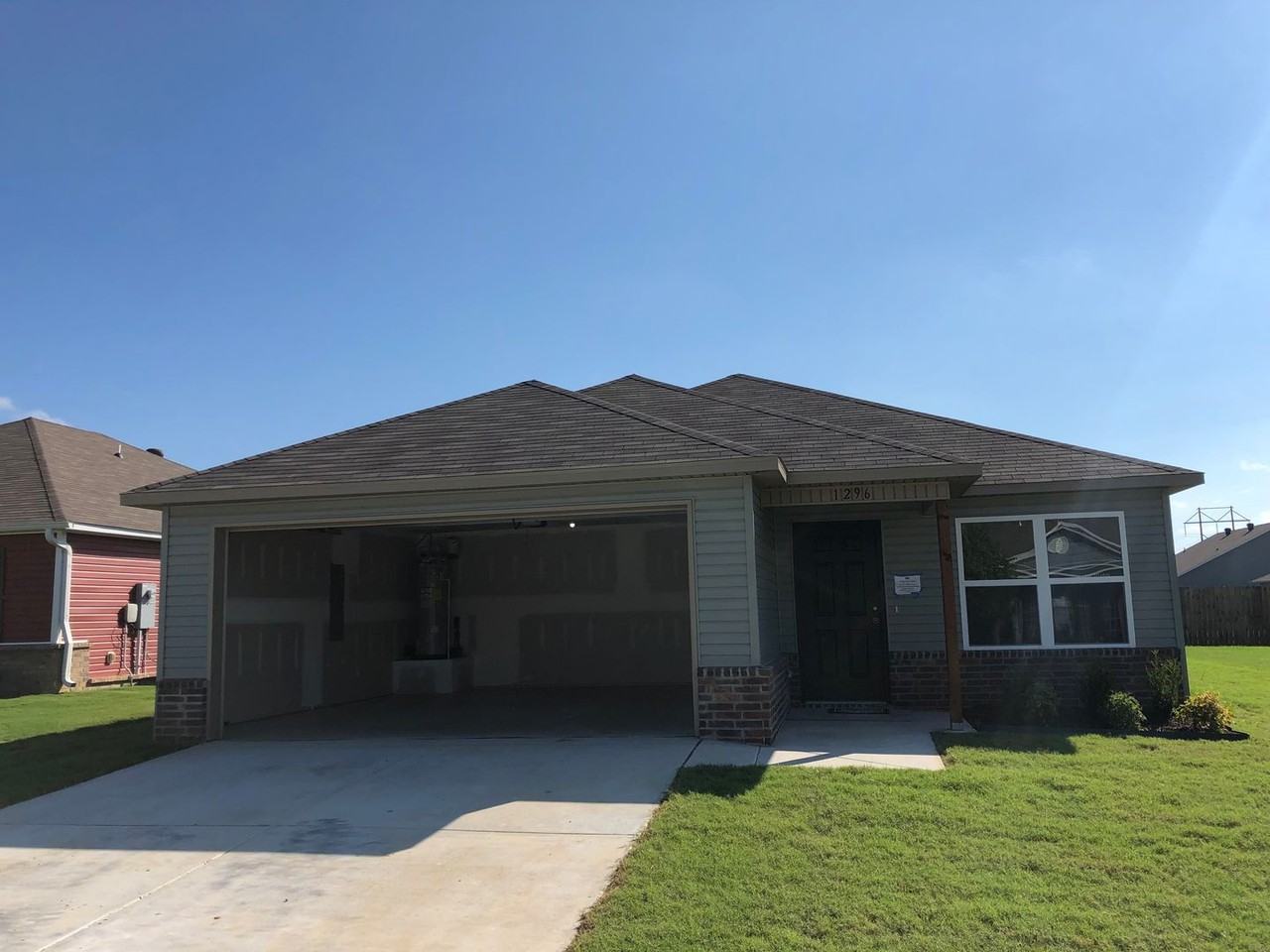 1296 S Springfield Dr - Photo 2 of 11