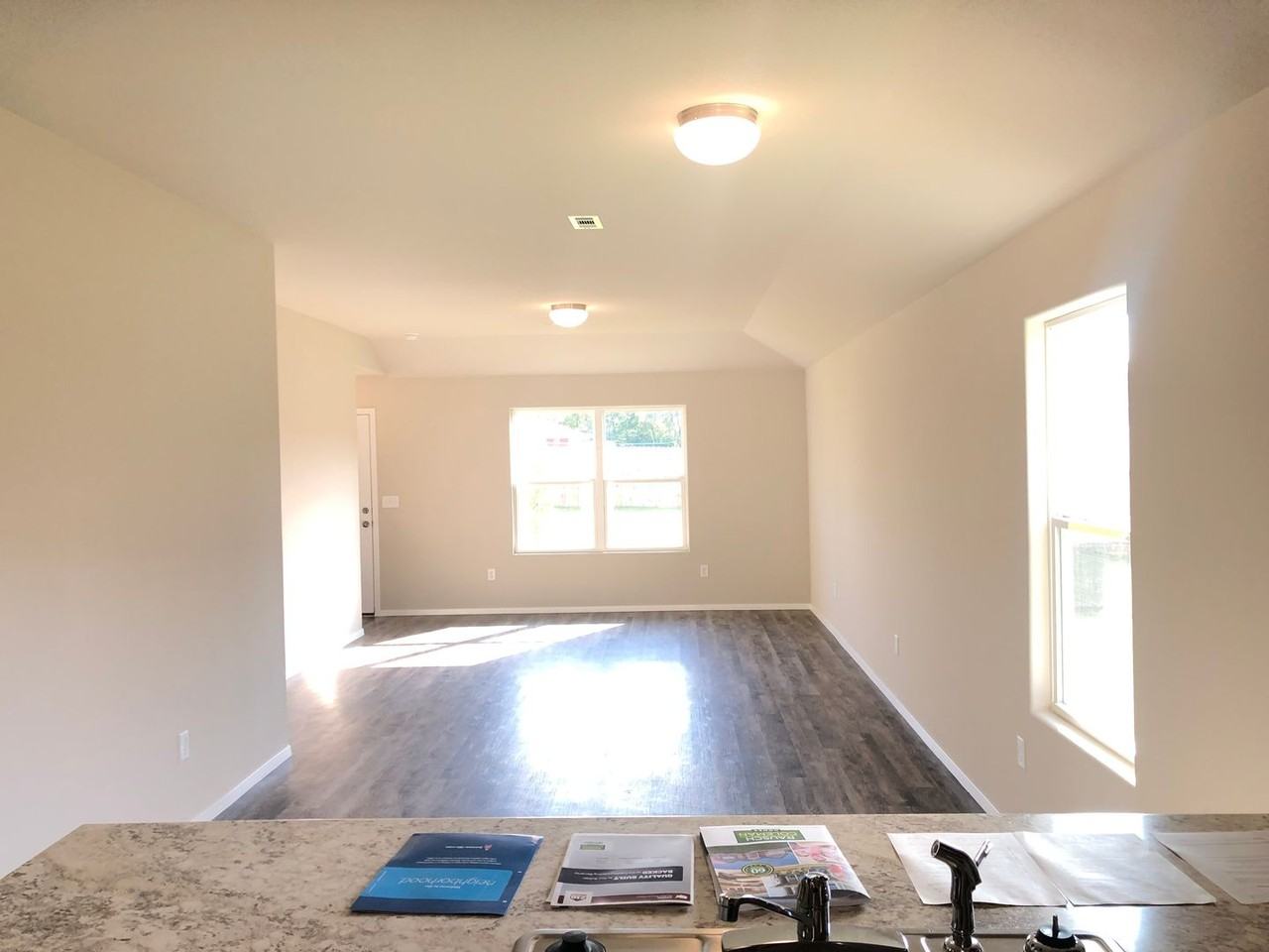 1296 S Springfield Dr - Photo 3 of 11